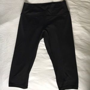 EUC Lululemon Size 12 Align Crop - Black